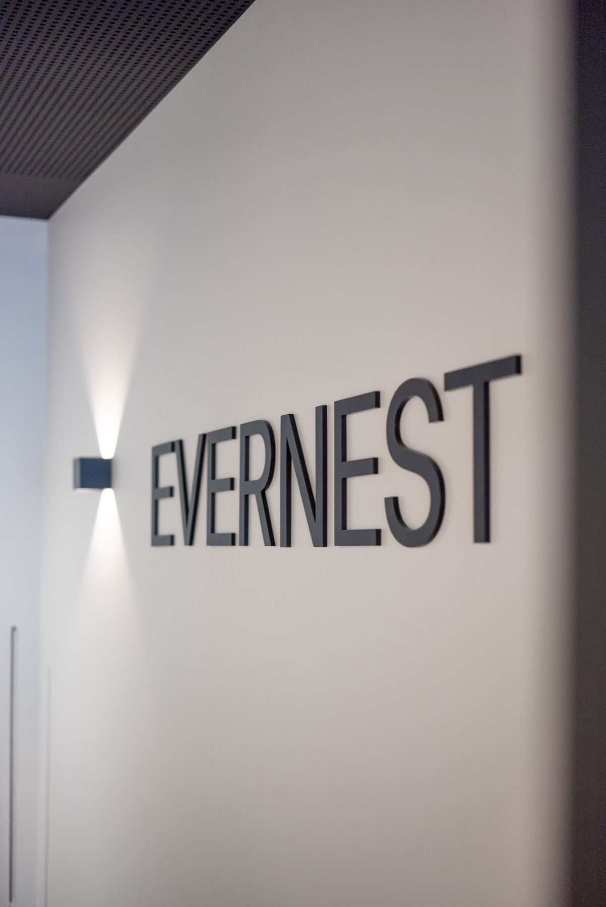 Evernest Schriftzug im Immobilienbüro